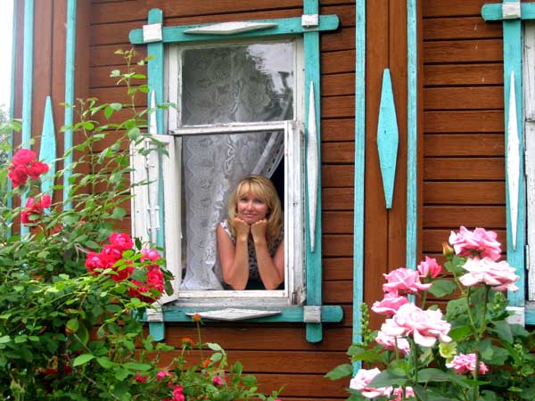 Девушка ранним утром на даче